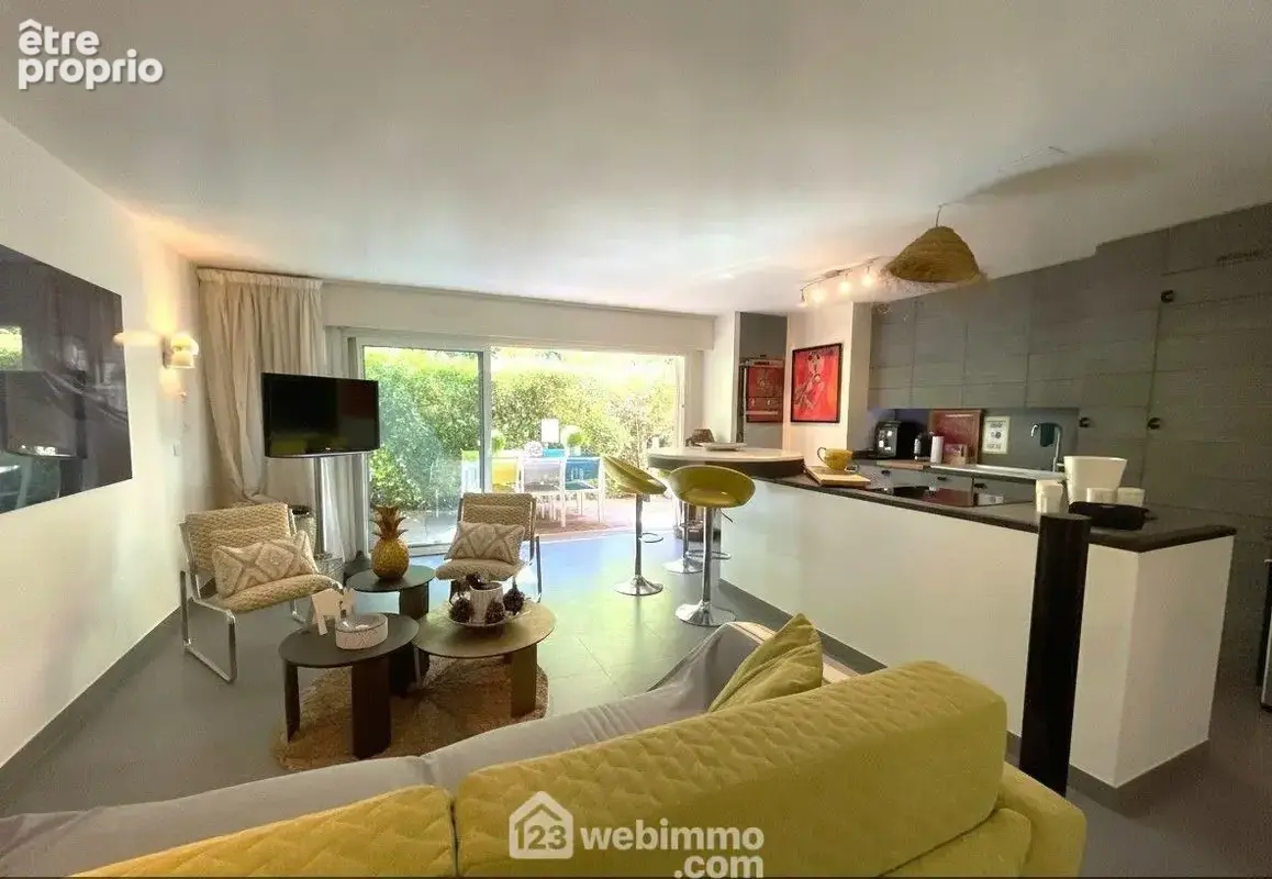 Belle pièce de vie lumineuse de 32 m² avec cuisine équipée, ouverte sur la terrasse. - Appartement à SAINTE-MAXIME