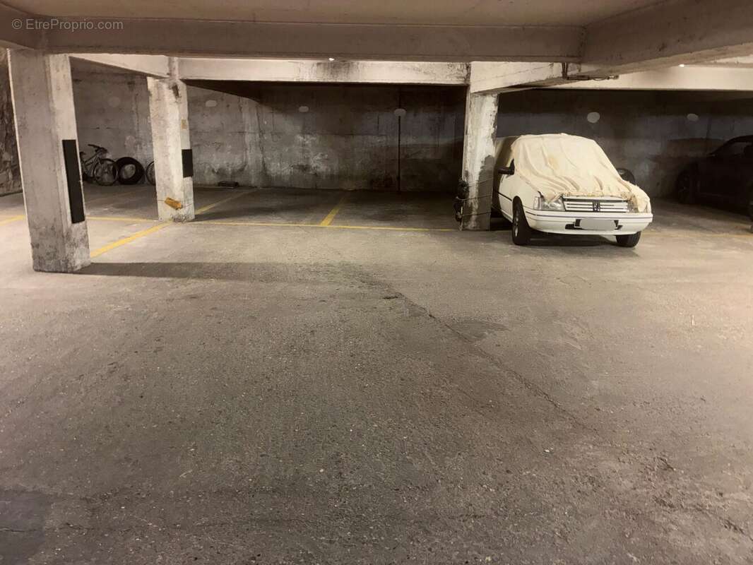 Parking 12 m² à Paris-17e  - photo 2