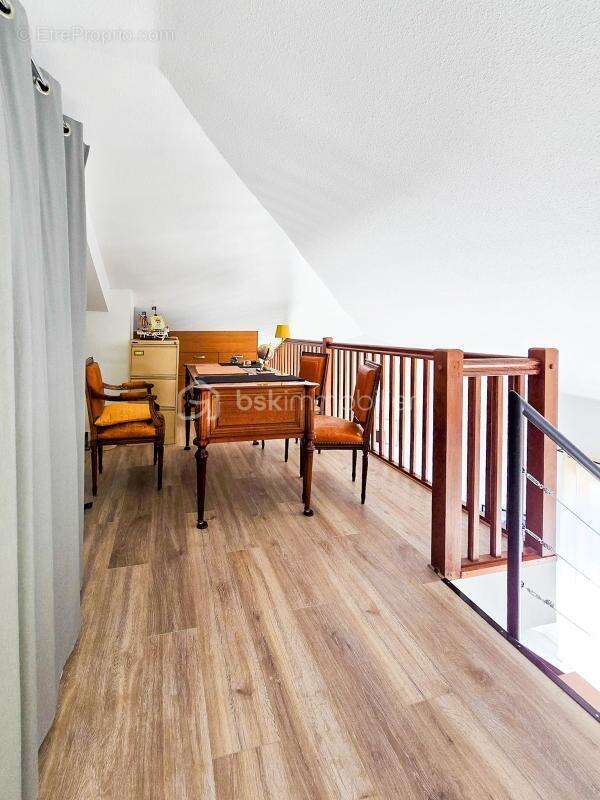 EYBENS – Dernier étage – Appartement rénové avec goût, balcon et potentiel 2 chambres - photo 9