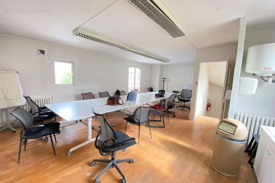 Maison indépendante en RDC+ 2 niveaux sur sous-sol à usage de bureaux de 112 m² à Boulogne Billancourt à vendre. Bâtiment plein  - photo 3