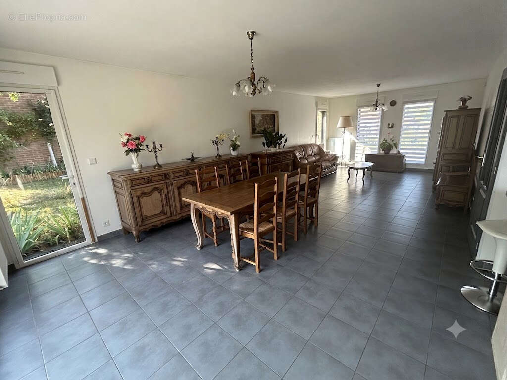 Plain-pied individuel achevé en 2014 développant 110,85m2 et bâti sur 956m2 de parcelle ! - photo 4