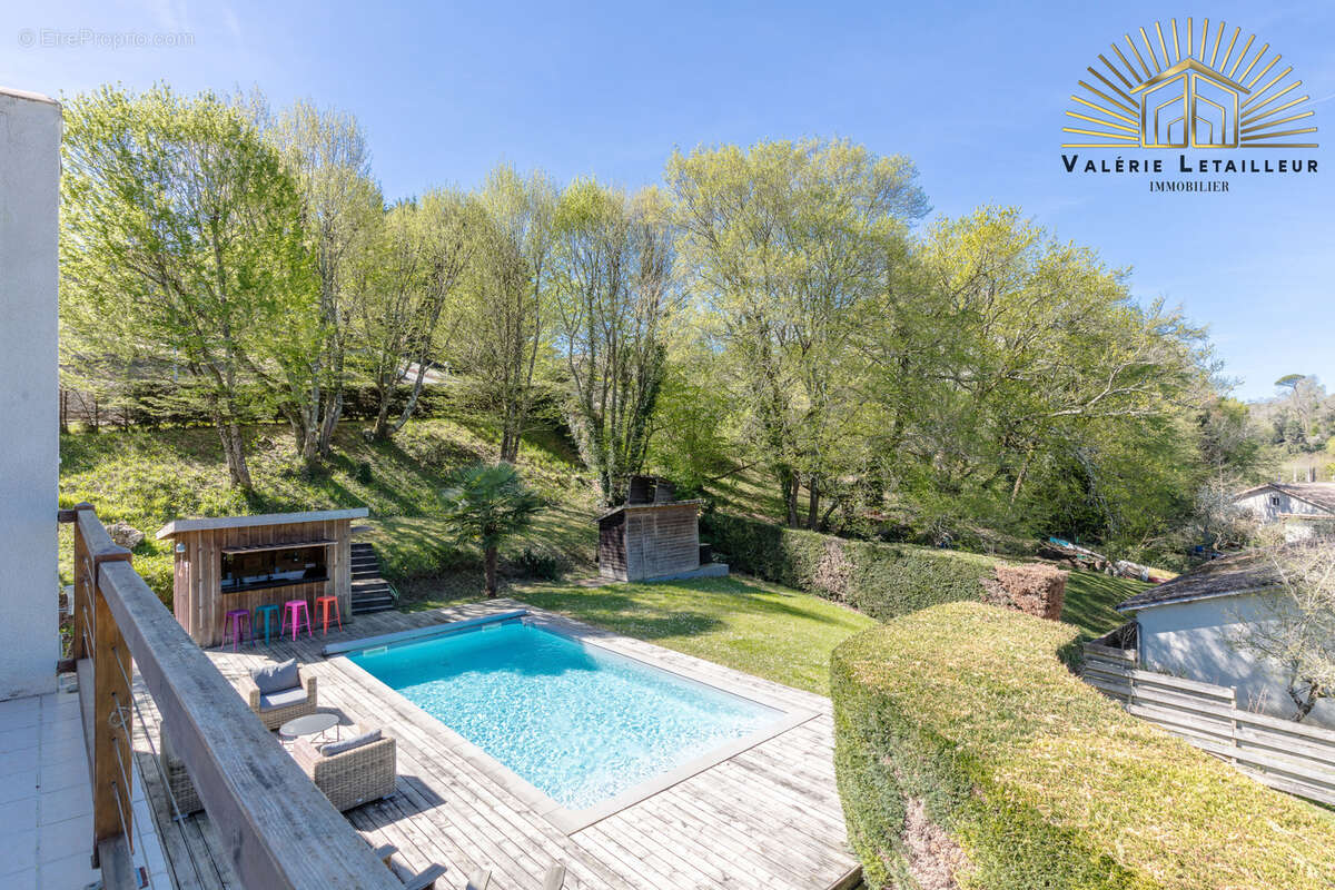 Magnifique maison de caractère développant environ 170 m2 habitables, complétés par 100 m2 de sous-sol, le tou - photo 2