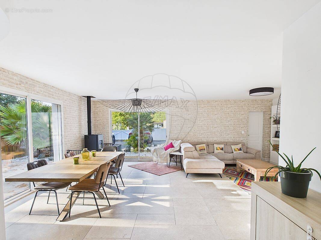 Maison à CHAILLEVETTE