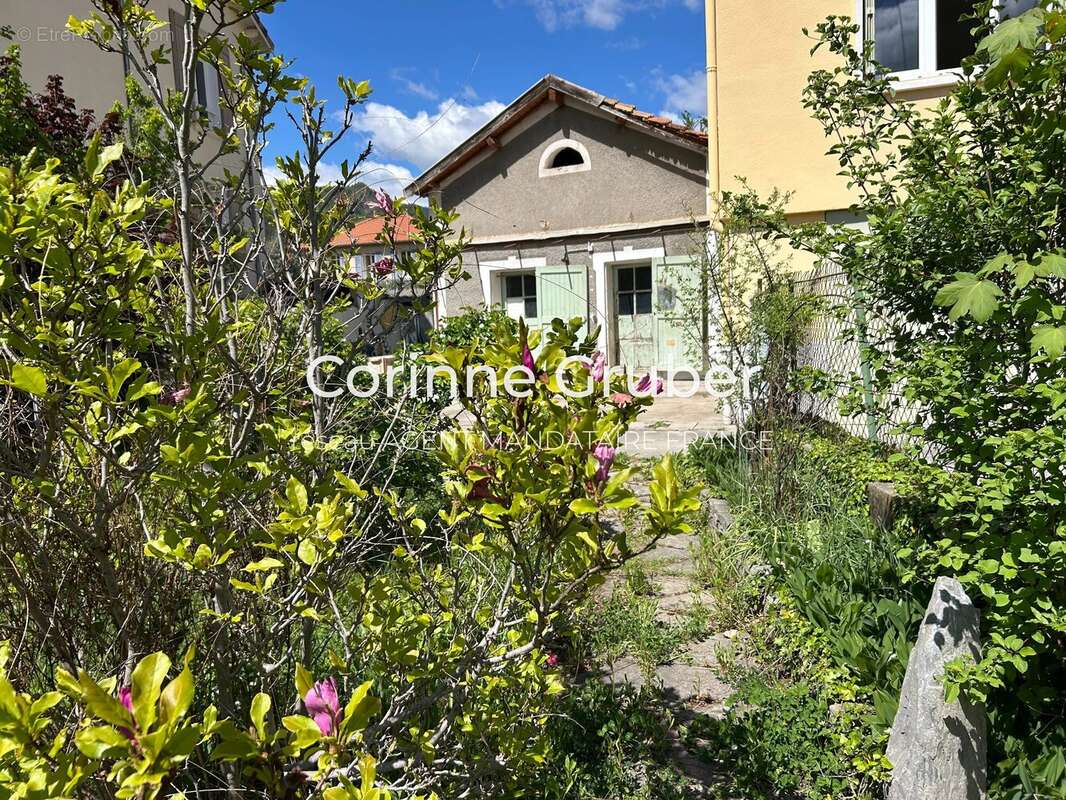 Exclusivité – digne appartement type 4 de 93 m², balcon, garage, cave, terrain et dépendance - photo 3