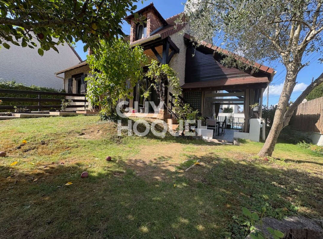 Maison à SAINTE-GENEVIEVE-DES-BOIS