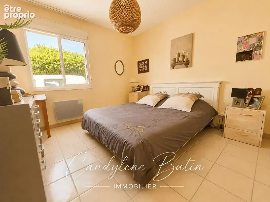 Villa de plain-pied , 164.7 m² ,4 chambres , 3 suites ?,piscine , terrain 1 025 m² - photo 11