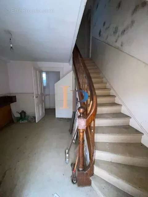 Appartement à COURS-LA-VILLE