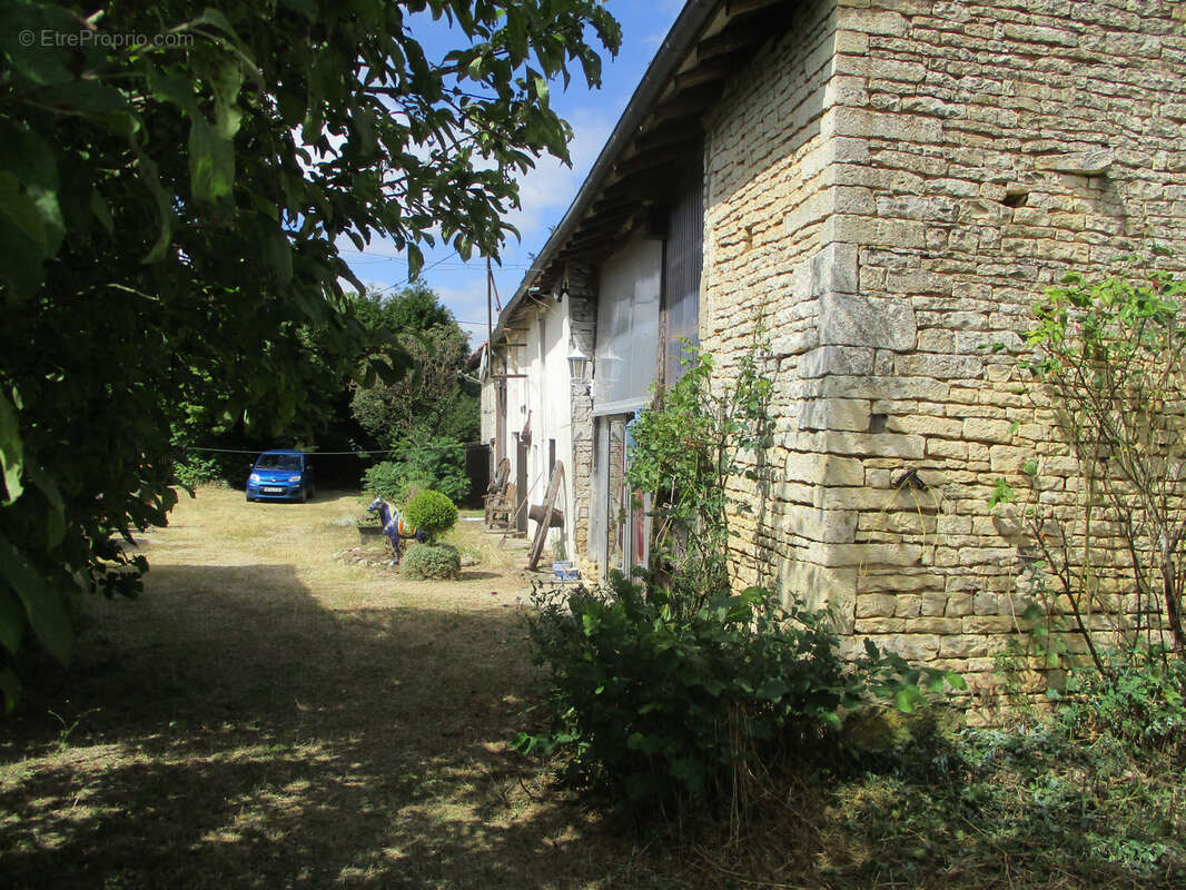 Ensemble immobilier de deux maisons. - photo 49