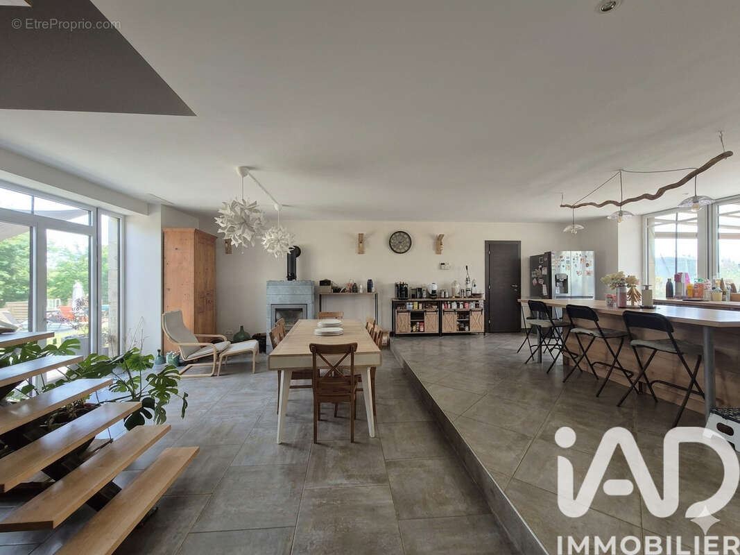 Maison 271 m² à Vernet-La-Varenne  - photo 8