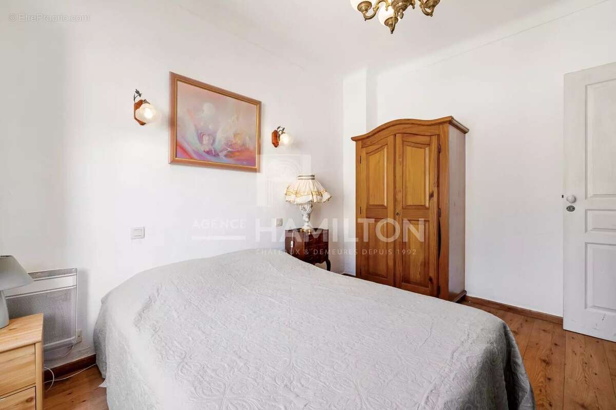 Appartement à CHATEAUNEUF-GRASSE