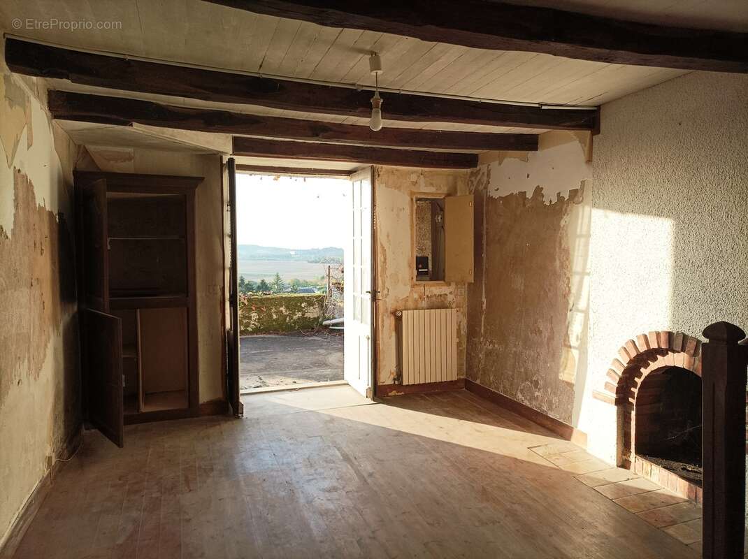 Appartement à VILLEBOIS-LAVALETTE