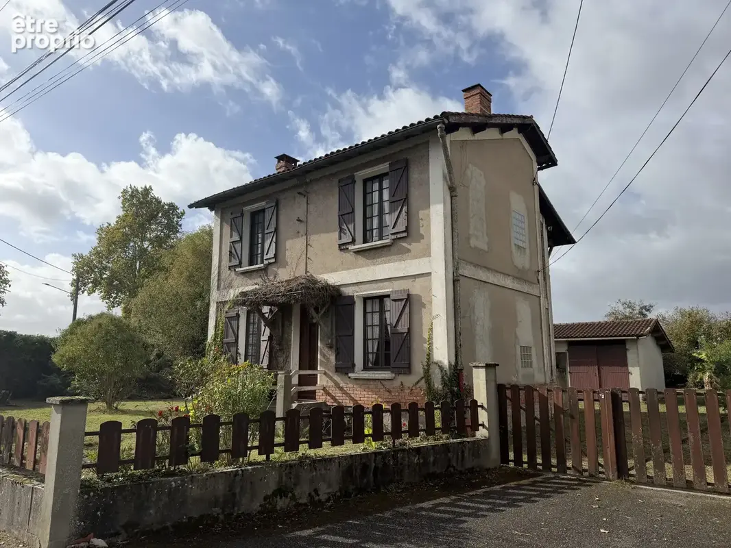 Maison avec dépendance, double garage et terrain arboré de 1 700 m2 - photo 1