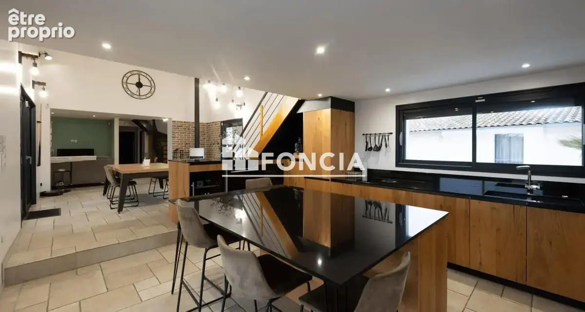 CHAVANNES, très belle villa de 216 m2 en très bon état général sur un terrain de 1530 m2 avec piscine - photo 8