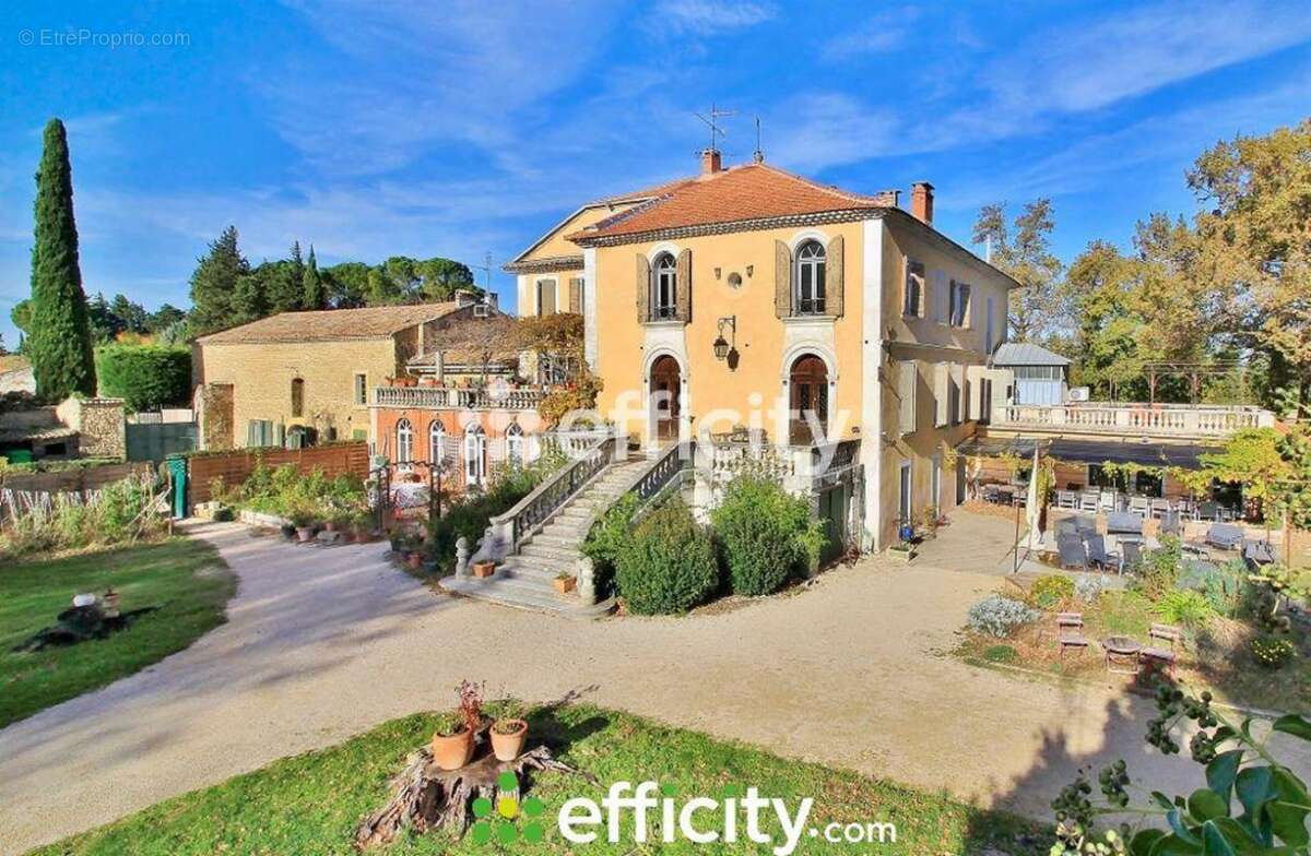 Maison à ENTRAIGUES-SUR-LA-SORGUE