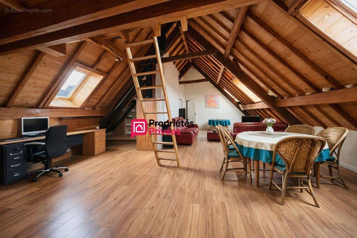Maison à CEYSSAT