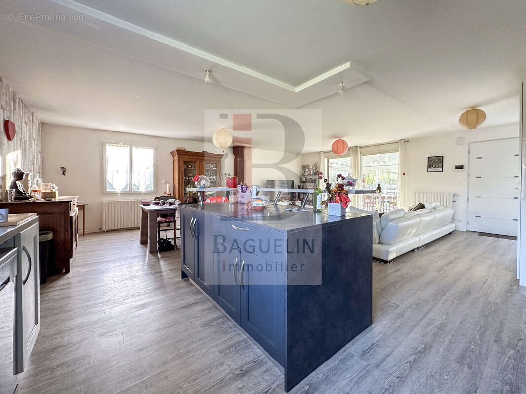 Maison à SAINT-LAURENT-DE-LA-PREE