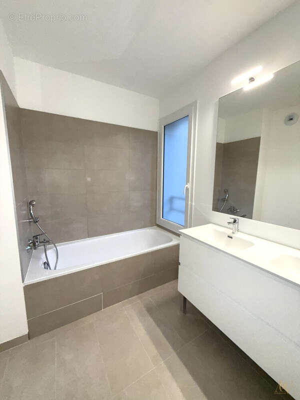 OFFRES EXCLUSIVES sur ce T3 en rez-de-jardin surélevé avec extérieur à Cogolin 4 - Appartement à COGOLIN