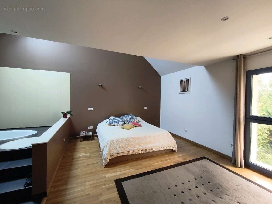 Maison à VALLANGOUJARD