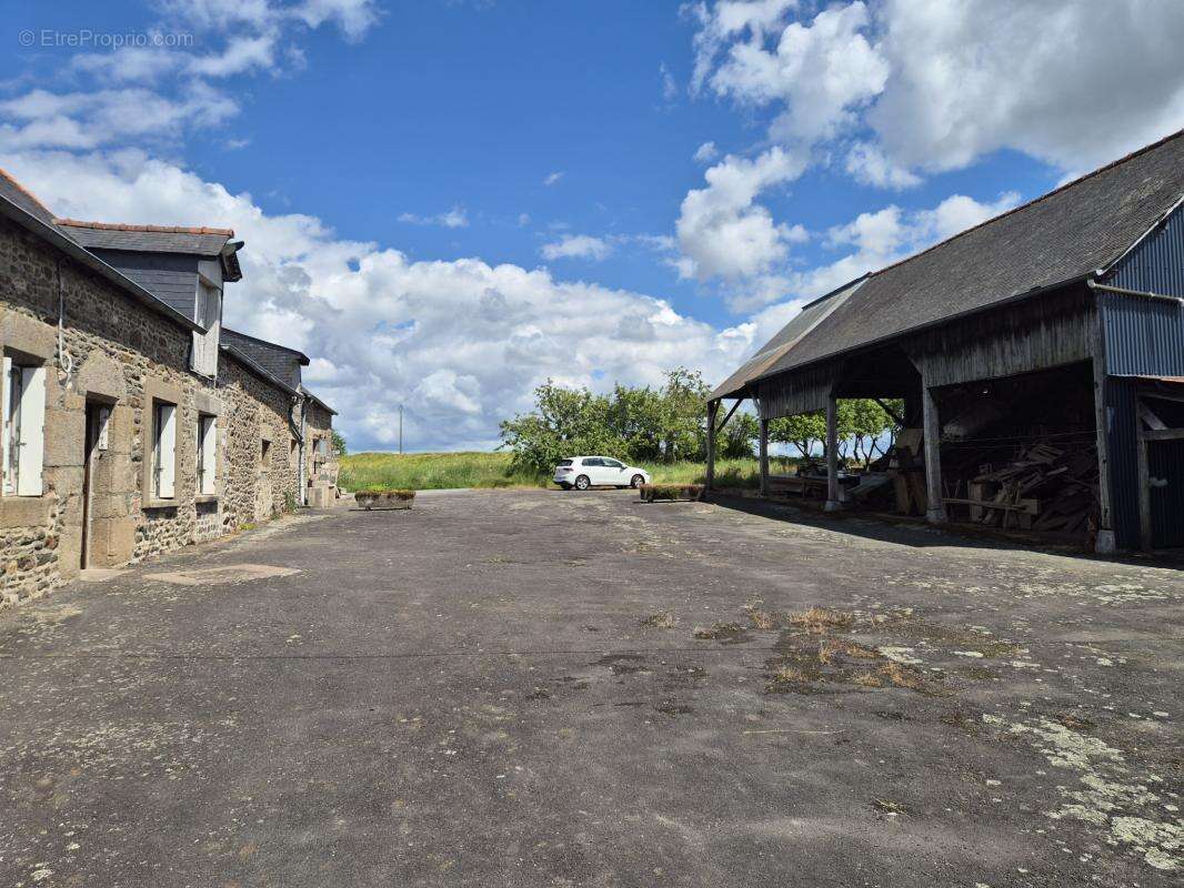 Longère habitable à rénover avec terrain d' 1 hectare et han - photo 2
