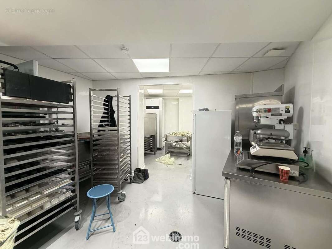 A ses cotés, la cuisine de 25 m² - Commerce à LAON