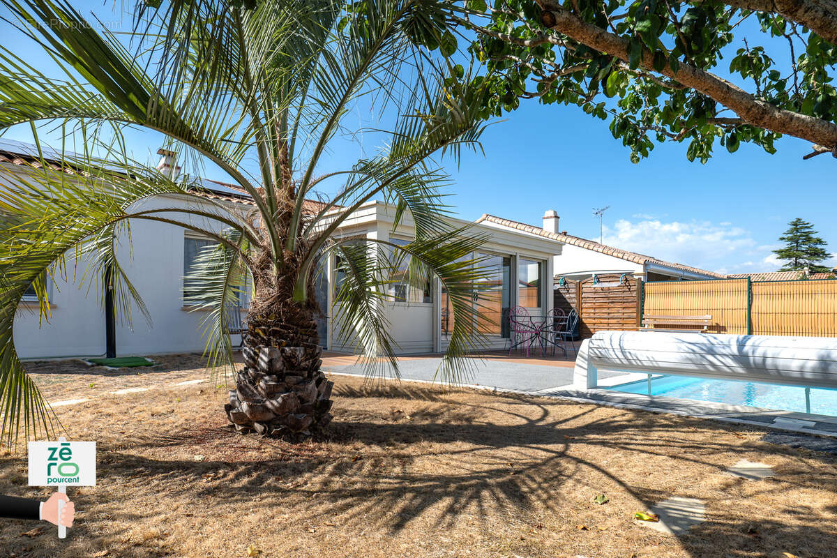 Longeville-sur-Mer   Maison de plain-pied 3 chambres avec piscine, véranda, garage et panneaux solaires   Hype - photo 2