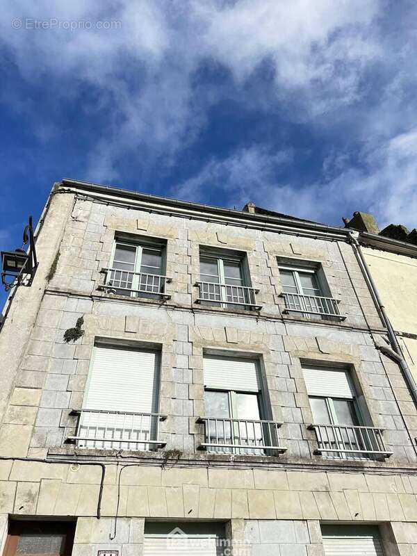 Situé dans un immeuble de charme, appartement vendu meublé - Appartement à LAON