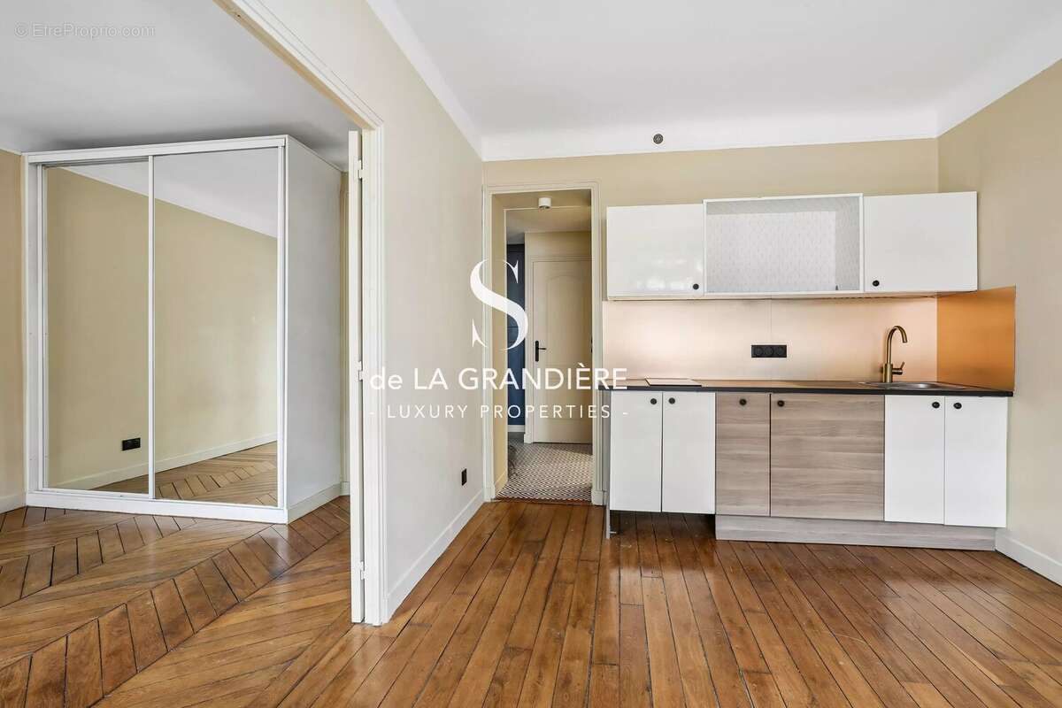 Appartement à PARIS-16E
