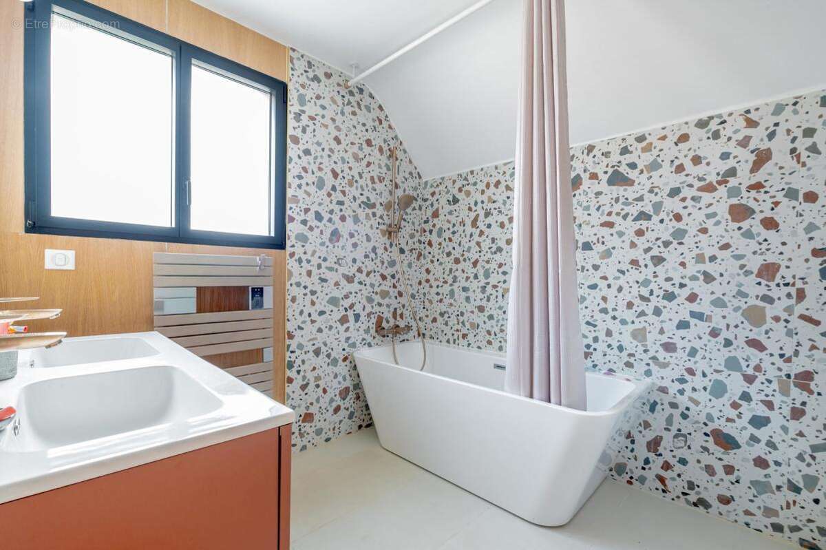 Maison à CONDE-SAINTE-LIBIAIRE