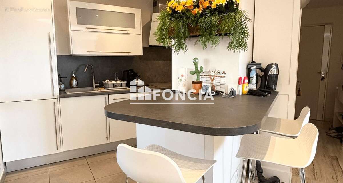 BAISSE DE PRIX – Superbe appartement 3 pièces rénové avec grande terrasse, garage et cave -  3 piscines - photo 7