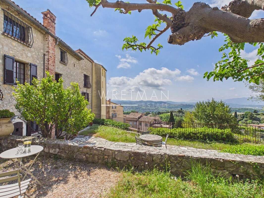 Maison à CHATEAUNEUF-GRASSE