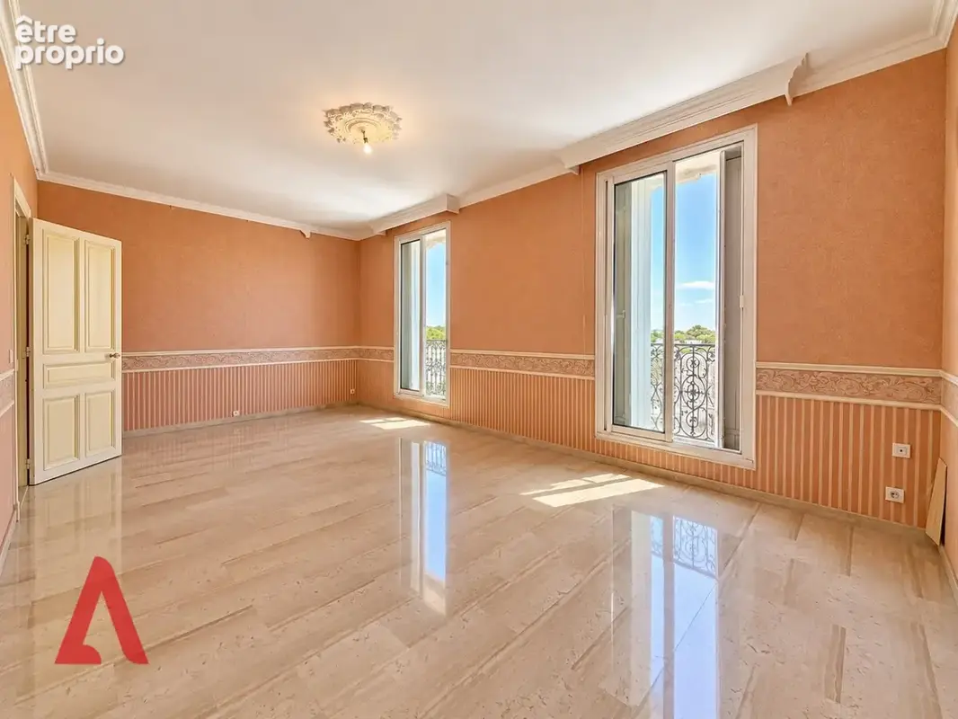 Élégante maison de caractère de 300 m²  Beaux volumes  Belle hauteur sous plafond - photo 9