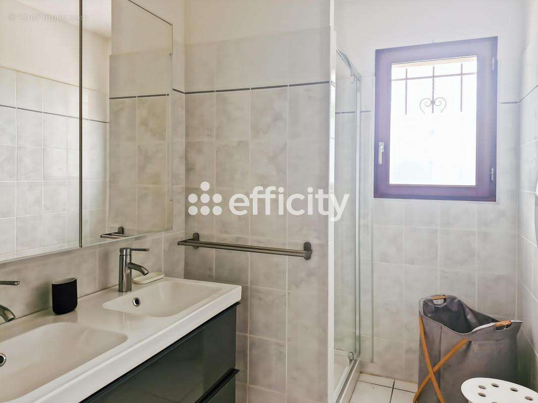 Maison à SAINT-HILAIRE-DE-LUSIGNAN