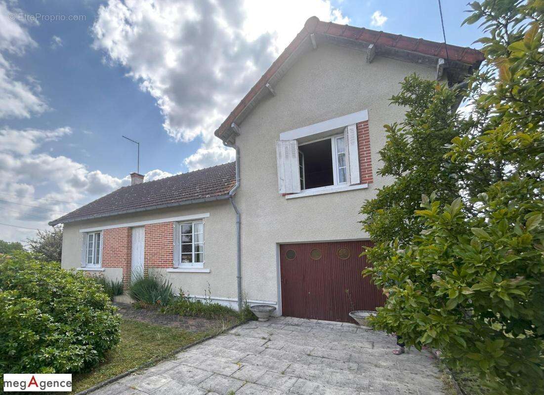 Maison à SELLES-SAINT-DENIS