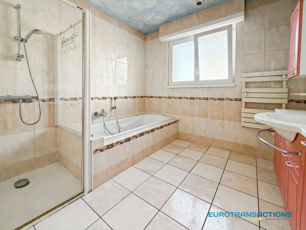 Villa de Plain-pied de 176m² sur 9,80 ares - photo 7