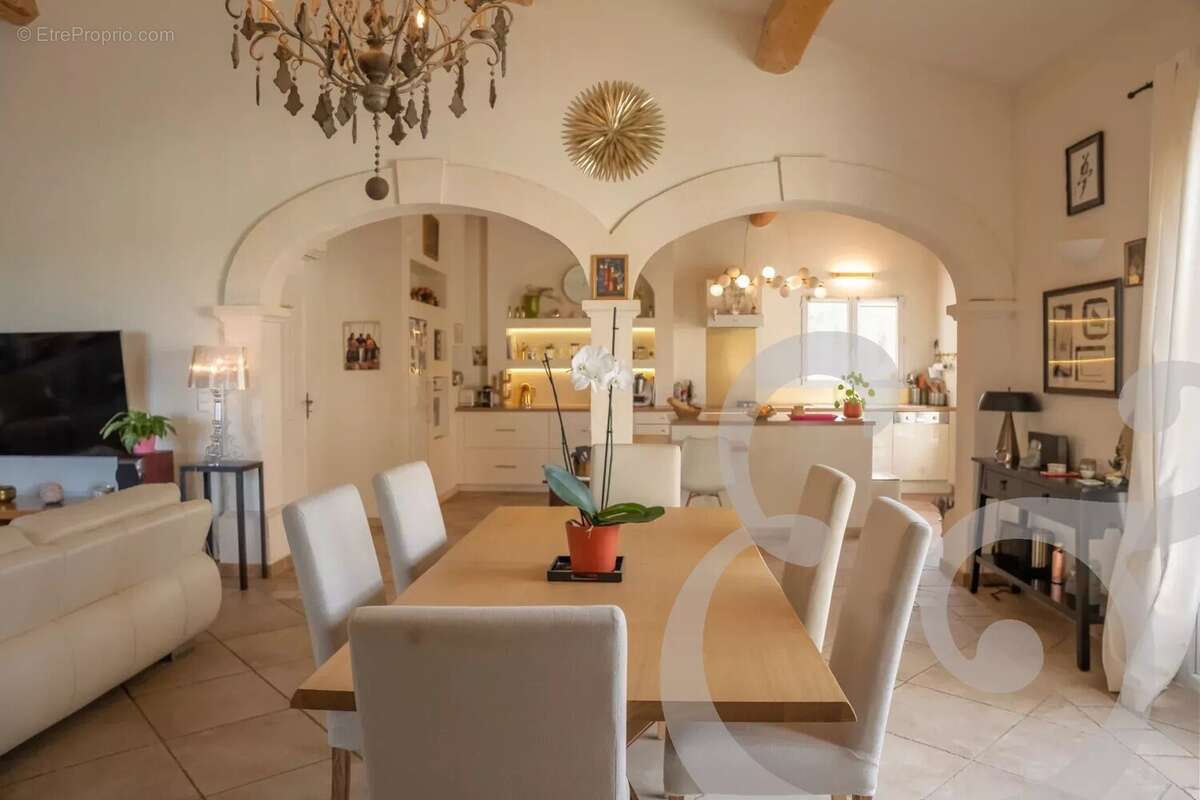 Maison à FONTVIEILLE