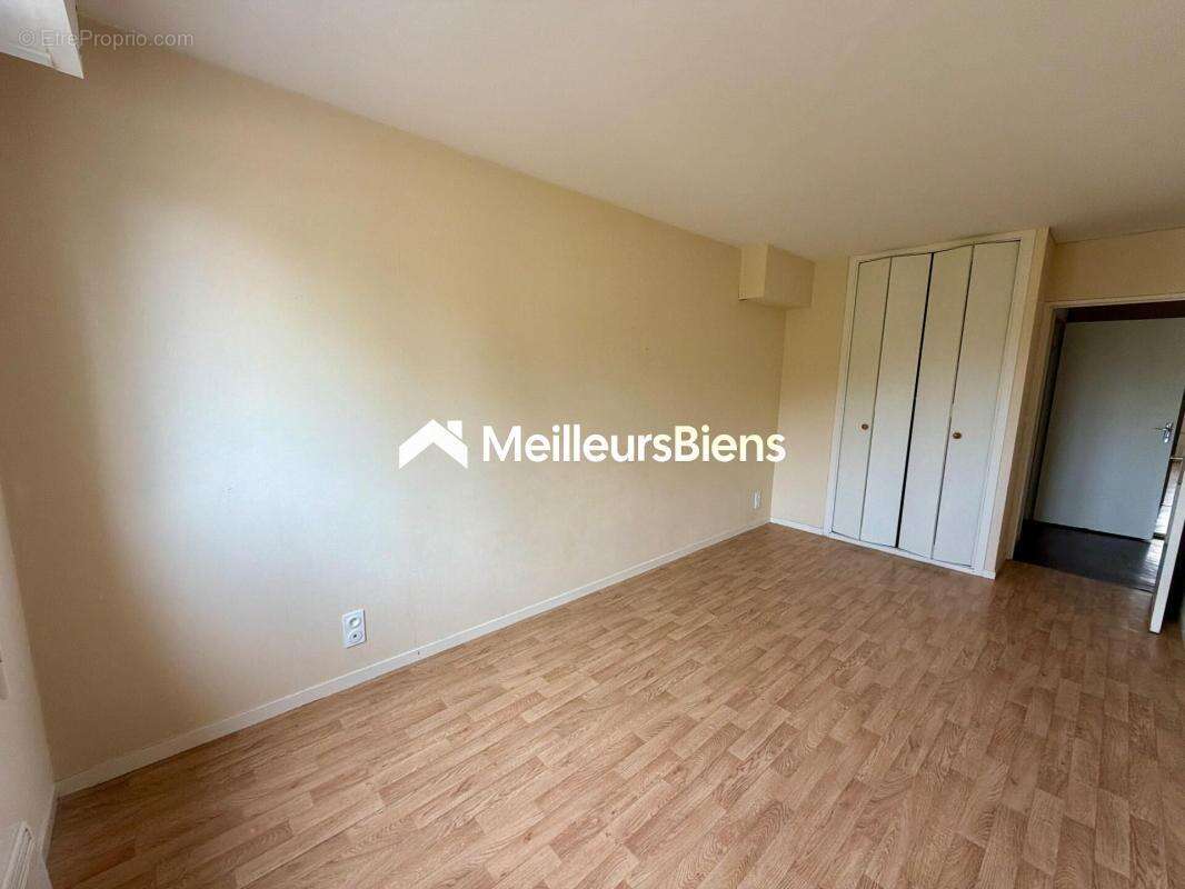 LAVAL – Rive Droite  Résidence Les Charmilles  Appartement T4 de 99 m² avec ascenseur, parking et parc privé - photo 17