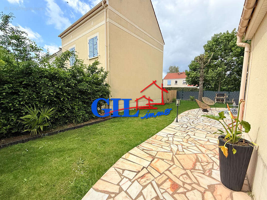 Maison à SAVIGNY-LE-TEMPLE