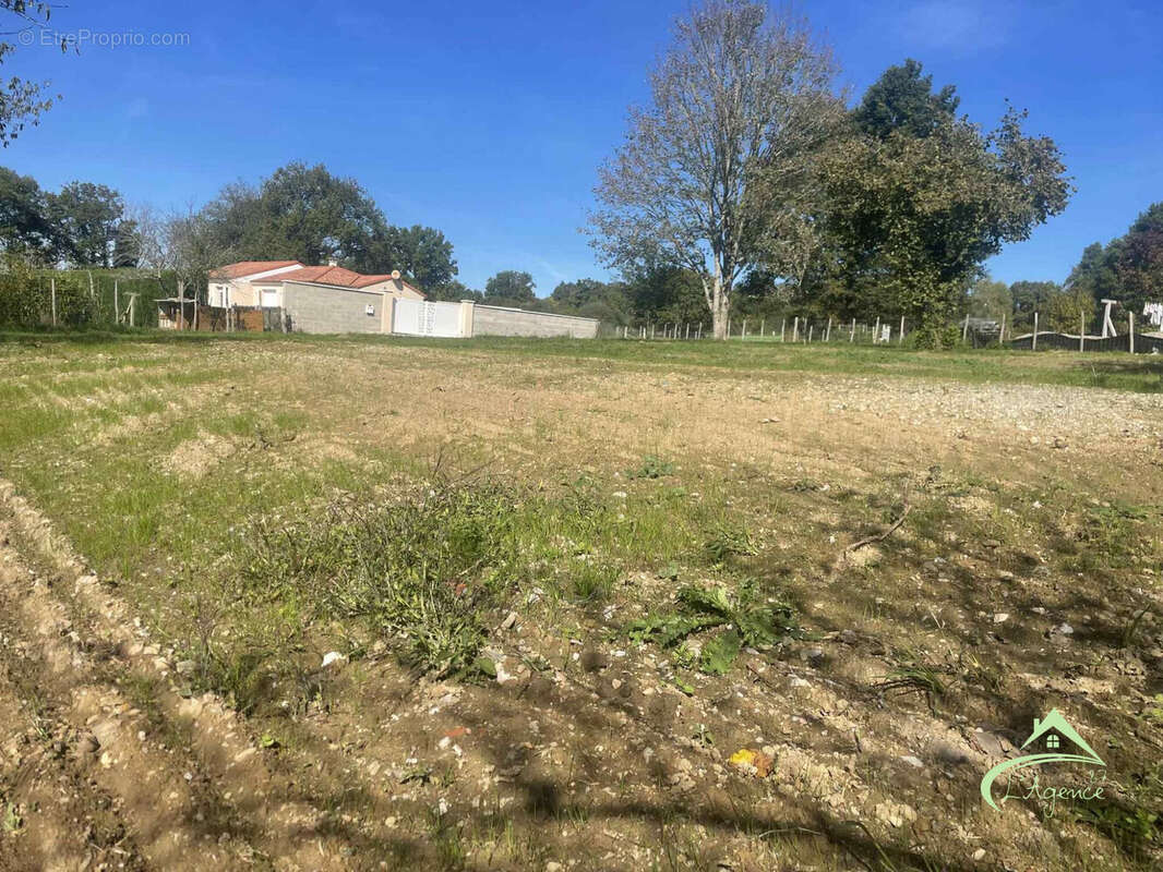 Terrain à CHAILLAC-SUR-VIENNE