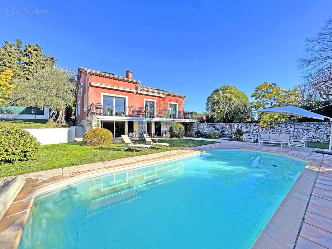 Maison à CHATEAUNEUF-GRASSE