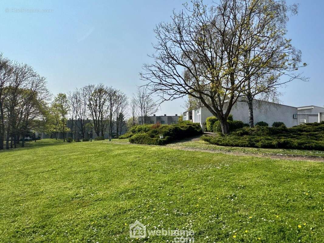 A l'extérieur : un parc et des communs entretenus, - Appartement à CHASSENEUIL-DU-POITOU