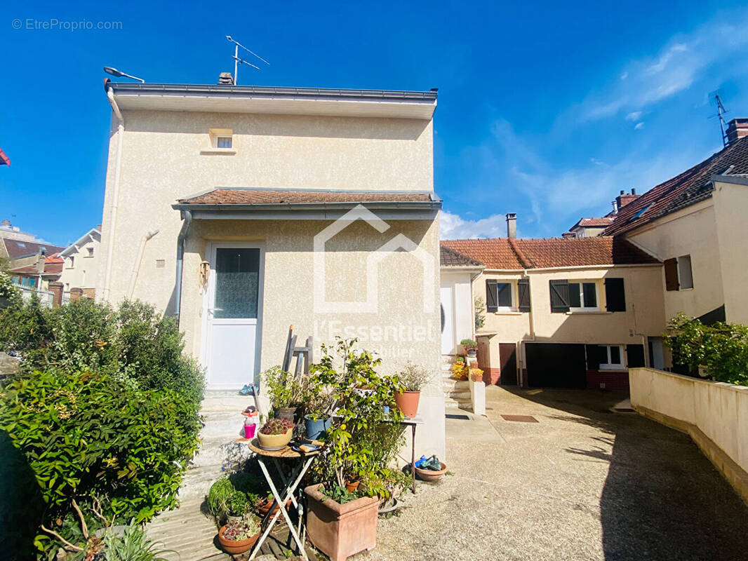 Appartement à CHANTELOUP-LES-VIGNES