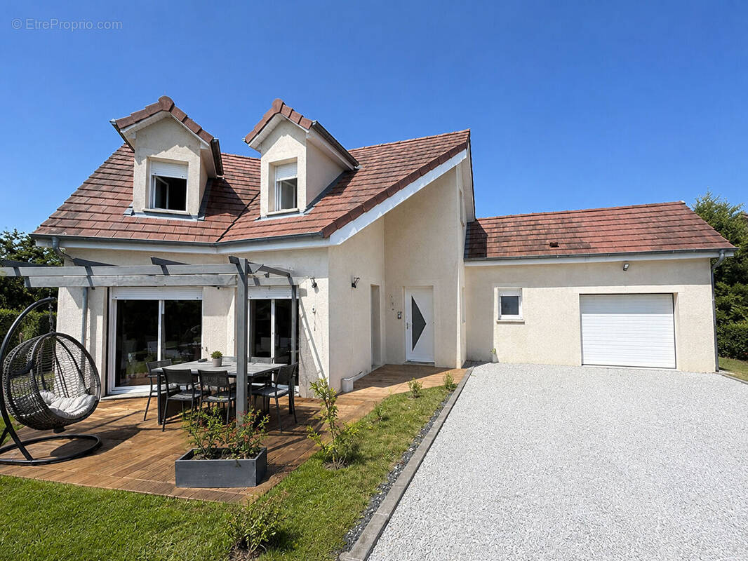 Maison à POUILLEY-LES-VIGNES