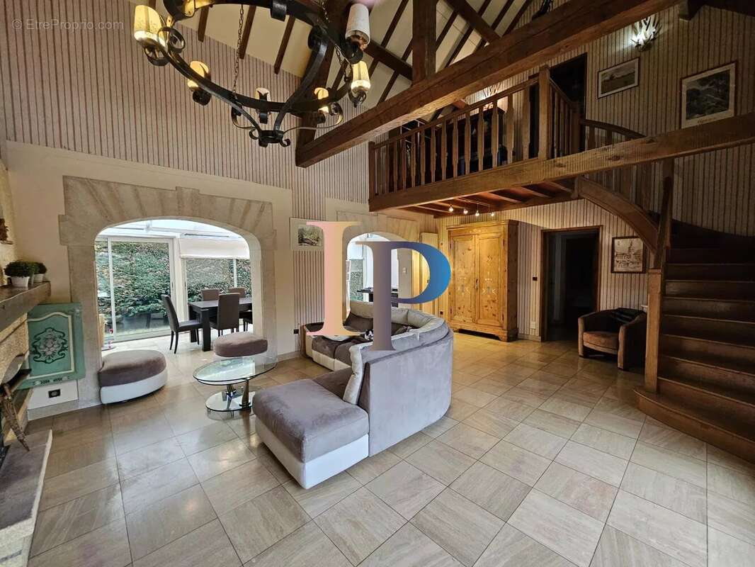 Maison à POUILLY-SOUS-CHARLIEU