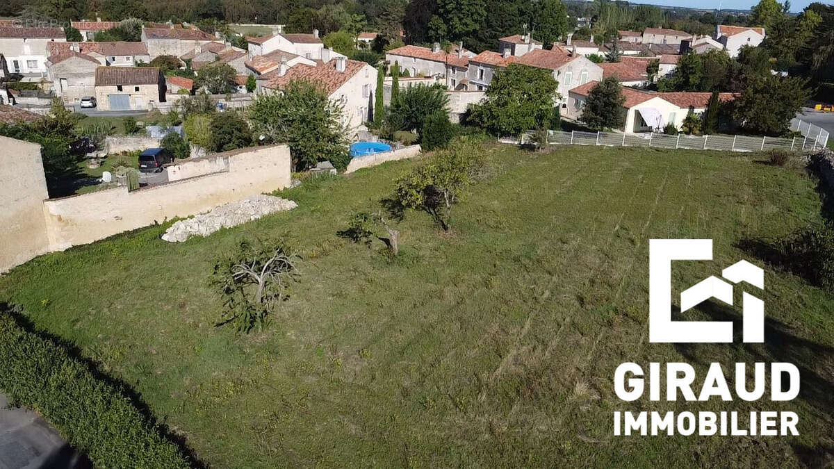 Terrain à NIEUL-SUR-L&#039;AUTISE