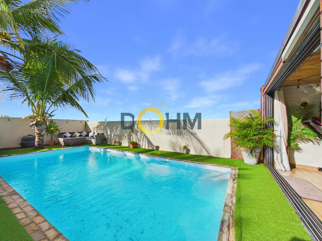 À Saint-Joseph, villa de standing avec piscine à 360 000 € - photo 12