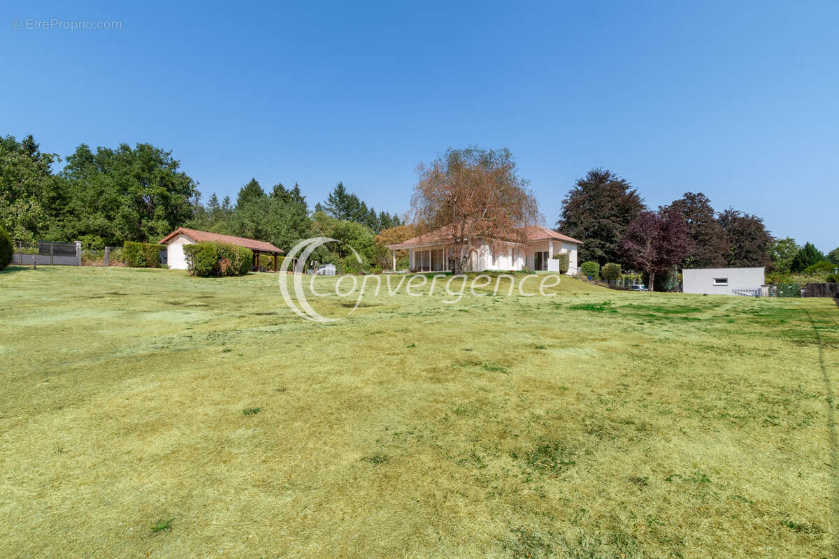 Maison de plain-pied de 105m2 avec garages, jardin et dépendances - photo 14