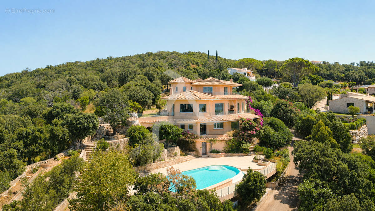 Dans le domaine très exclusif de « marina di fiori » à porto-vecchio villa d’exeption de 354m2 - photo 2