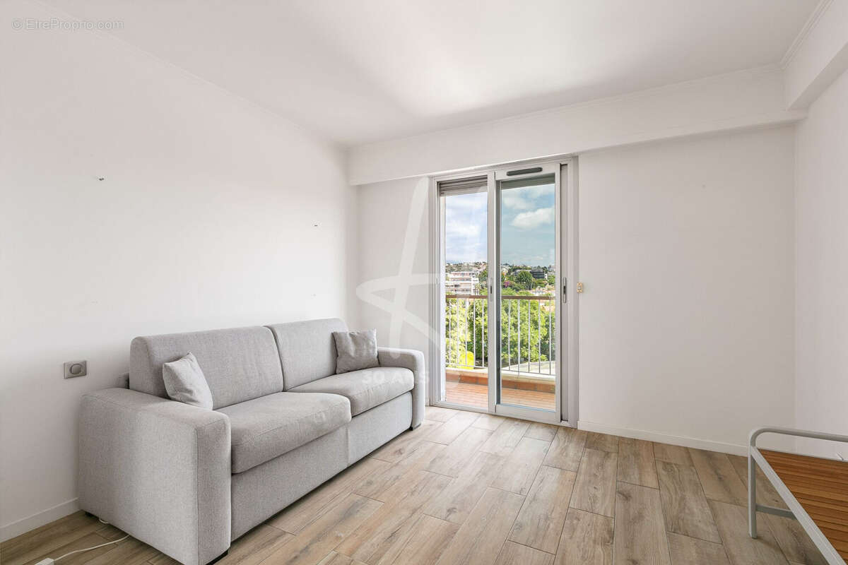 Appartement à SAINT-LAURENT-DU-VAR