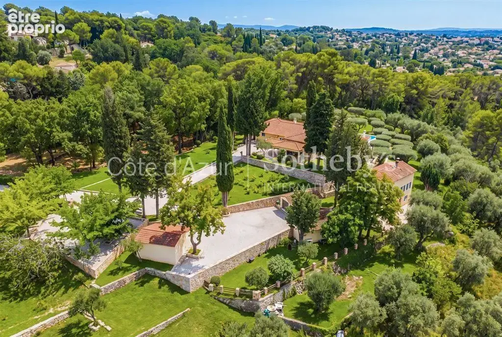 Grasse, vaste propriété familiale avec deux maisons, piscine à débordement et vue mer - photo 13