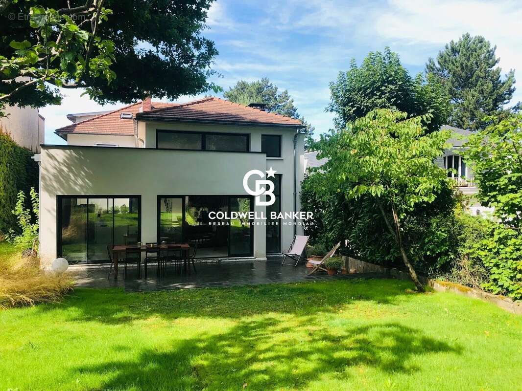 Maison à MARNES-LA-COQUETTE